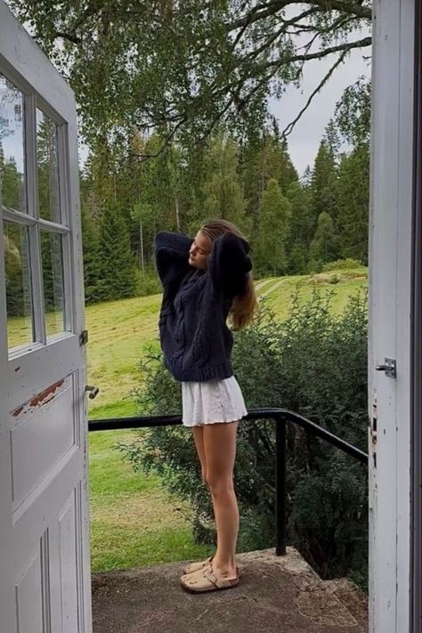 Matilda Djerf Hoodie Outfit, Cute Preppy Outfits For School, Layers Fashion, Soft Life Era, Outfits For Warm Weather, Soft Lifestyle, A Soft Life, Dream Life Vision Board, Femininity Tips