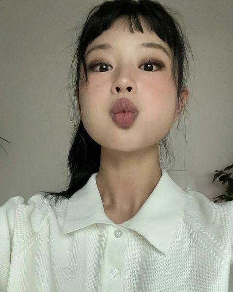 @jissuuseo on ig Korean Student, Cheek Makeup, Chubby Cheeks, Girl Inspiration, Beauty Guru, Cute Poses For Pictures, Everyday Makeup, Aesthetic Makeup, Face Art