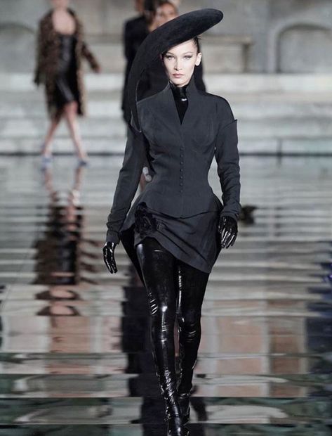 Bella Hadid Runway, Runway Fashion Couture, Moda Paris, Virtual Fashion, Looks Chic, Dark Fashion, Bella Hadid, Looks Vintage, Wearing Black