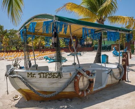 Mahogany Bay, Boat Furniture, Deco Surf, Boat Bar, Bay Boat, Outdoor Restaurant Design, Bay Boats, Boat Projects, Tropical Travel