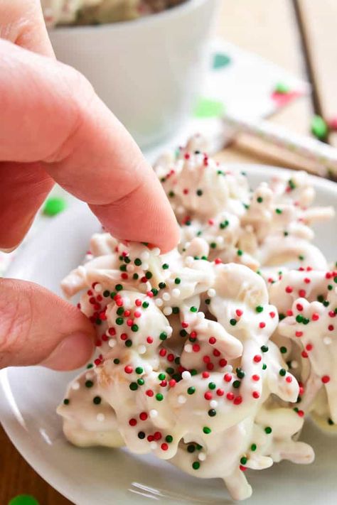 White Chocolate Ting-a Lings are one of our favorite holiday treats! Loaded with salty peanuts and crunchy chow mein noodles, then smothered in white chocolate and decorated with red, green & white Christmas sprinkles, they're the perfect salty-sweet no-bake treat. Christmas Candy Easy, Potato Candy, Hot Chocolate Fudge, Peppermint Marshmallows, Christmas Fudge, Christmas Sprinkles, Christmas Candy Recipes, Candy Tins, Christmas Party Food