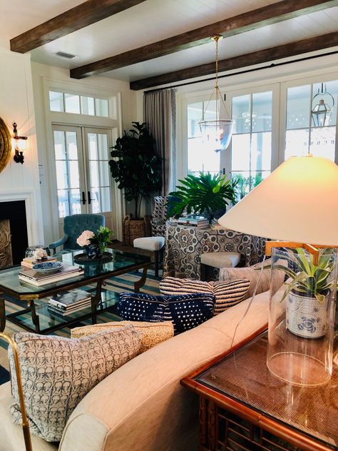 Southern Home Decor Living Room, Southern Cottage Interiors, Classic Southern Home Decor, Southern Beach House, Southern Living Rooms, Cottages Interiors, Southern Living Idea House, Family Room Remodel, Southern Home Interior