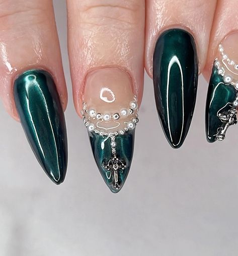 ˚♱ The other Boleyn Girl ♱ ˚ Comment if you got the reference 🤭 Isn’t this dark chrome with an accent baroque nail such a moodddd 🤌🏻 #nailinspo #naildesign #nailart #gelxinspo #vancouvernails #baroquenails #chromenails #renaissancenails #gothicnails #gelxnails #3dnailart Cruel Prince Nails, Prince Nails, The Other Boleyn, The Other Boleyn Girl, The Cruel Prince, Gothic Nails, 3d Nail Art, Chrome Nails, Nail Inspo