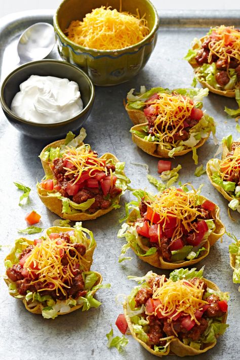 taco-salad-cups-RU249290 Taco Salad Cups, Sausage Sliders, Salad Cups, Finger Food Ideas, 31 Party, Taco Salads, Finger Foods Easy, Cold Appetizers, Taco Salad