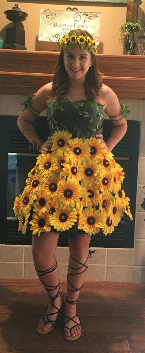 Kansas State Costume - We made this for a PAGEANT to represent the state of Kansas.  I give you the SUNFLOWER DRESS - Sunflower Costume, Spring Costume, Sunflower Outfit, Diy Sunflower, Purim Costumes, Sunflower Wedding Decorations, Fairy Halloween Costumes, Festival Attire, Summer Fairy