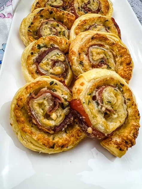 prosciutto and parmesan pinwheels on a platter Phyllo Dough Pinwheels, Puff Pastry Appetizers Proscuitto, Puff Pastry Prosciutto, Prosciutto Roll Ups, Fall Pinwheel Recipes, Baked Pinwheel Recipes, Goat Cheese Pinwheels, Recipes Using Puff Pastry Sheets, Parmesan Puff Pastry