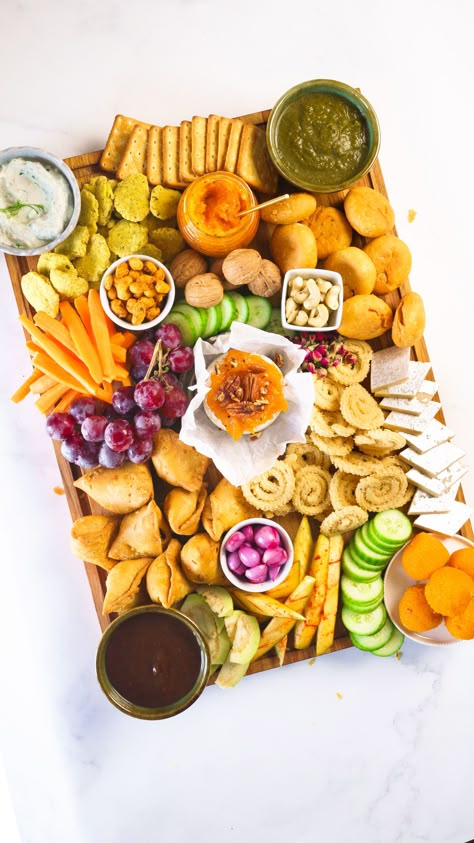 Indian Graze Board, Chai Charcuterie Board, Around The World Charcuterie Board, Charcuterie Board Indian Food, Indian Grazing Platter, Party Snack Board Ideas, Indian Snack Platter, Indian Food Board Ideas, Samosa Charcuterie Board