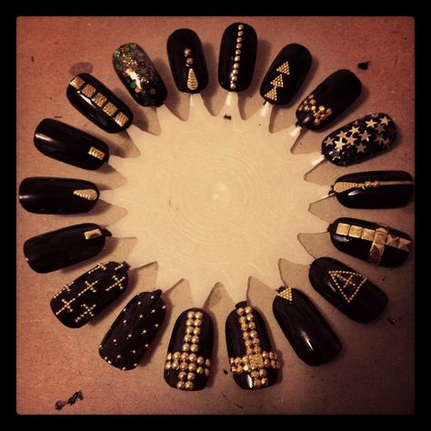 Studs Nail Art, Studded Nail Art, Gold Black Nails, Nails With Studs, Studs Nails, Stud Nails, Nail Studs, Beautiful Salon, Punk Nails