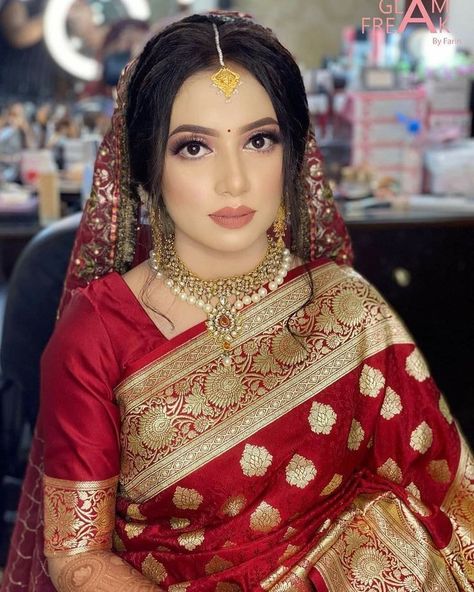 Banarsi Sari Look, Reception Sari Bridal, Benaroshi Saree Wedding, Bengali Wedding Reception Look, Makeup With Red Saree, Red Saree Makeup Look, Newly Wed Indian Bride Look, Red Saree Bridal Look, Benaroshi Saree