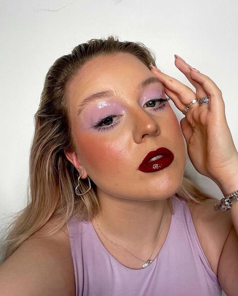 Lily Redman Makeup Artist 💗💋 on Instagram: "glossy lavender haze lids 💜💧🌹 ib: @taylorswift such a simple look made so effective by the addition of @pleasing face gloss!!! I’m a true gloss addict 🫶🏼 •••••••••••••••••••••••••••••• FACE: @uomabeauty say what foundation @lorealparis infaillable concealer @narsissist velvet matte foundation stick @morphebrushes big shot bronzer @rarebeauty liquid blush shade joy @charlottetilbury flawless filter @makeuprevolution fast base contour stick @na Lavender Haze Makeup Look, Lavender Haze Makeup, Lilac Eyeshadow, Flawless Filter, Glossy Lids, Plouise Makeup Academy, Lavender Haze, Foundation Stick, Eye Base