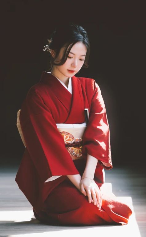 Kimono Photoshoot, Pose Mannequin, Japanese Kimono Fashion, Japanese Traditional Clothing, Red Kimono, Japanese Photography, Beautiful Kimonos, Japan Girl, Japanese Outfits