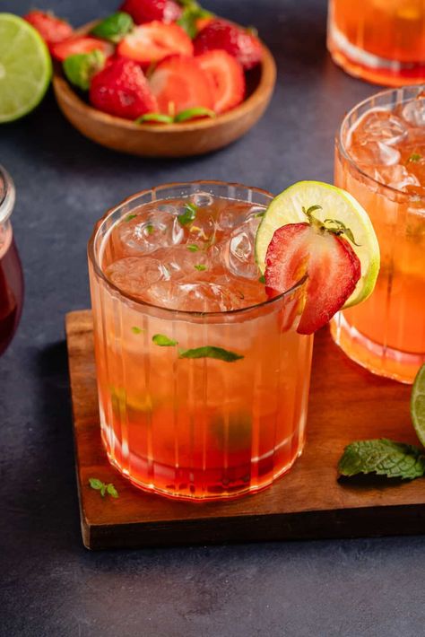 Easy Strawberry Mojito Mocktail - Sweet Simple Vegan Strawberry Mint Mojito, Mocktail Strawberry, Strawberry Mojito Mocktail, Strawberry Mocktail Recipe, Mojito Strawberry, Leftover Strawberries, Horchata Recipe, Homemade Strawberry Lemonade, Easy Mocktail Recipes