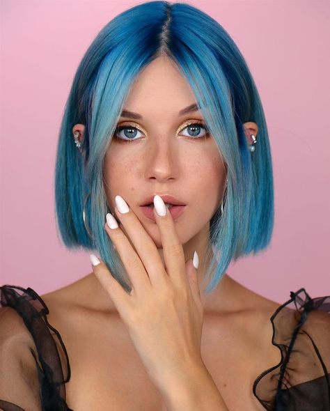 STELLA CINI (@stellacini) • Instagram photos and videos Stella Cini, Hair Dyed, Colourful Hair, Shoulder Hair, Hairstyle Look, Bob Hair, Photo Wall Collage, Dye My Hair, Hair Haircut