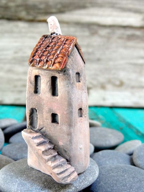 Miniature ceramic house Miniature Houses Clay, Tiny Trinkets, Pottery Projects, Miniature Clay, Mini Houses, Modern Dinnerware, Clay Houses, Ceramic Houses, Miniature Houses