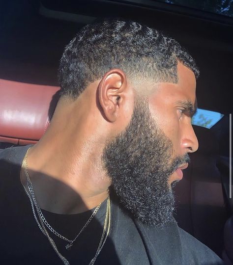 Round Beard Style, Black Men Fade Haircut, Beard Fade Styles, Black Man Haircut Fade, Waves Hairstyle Men, Black Men Beard Styles, Natural Hair Men, Waves Haircut, Black Hair Cuts