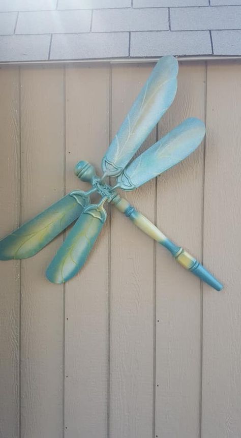 Dragonfly Yard Art Ceiling Fan Blades, Diy Dragon Fly Yard Art, Ceiling Fan Dragonfly, Wood Dragonfly, Ceiling Fan Dragonfly Diy, Dragonfly Fan Blades Diy, Old Fan Blades Ideas, Fan Blades Repurposed Ideas, Fan Blade Dragonfly