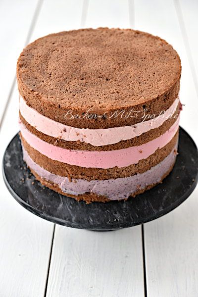 Für die Himbeer-Mousse: 250 g Himbeeren (frisch oder TK) 150 g griechischer Joghurt (10% Fett), zimmerwarm 30 g Puderzucker 3 gestr. TL gemahlene Gelatine Berry Mousse Cake, Berry Mousse, Mousse Cake Recipe, Fruity Cake, Torte Recipe, Mousse Cake, Bakery Cakes, Drip Cakes, Cake Toppings