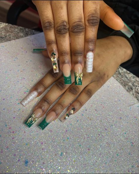 Emerald Green Nails Sweet 16, Dark Green Nails On Black Women, Dark Green Nails For Homecoming, Quinceanera Nails Emerald Green Short, Dark Green Birthday Nails, Green Nails Black Women, Emerald Green Acrylic Nails, Green Prom Nails, Emerald Green Nails