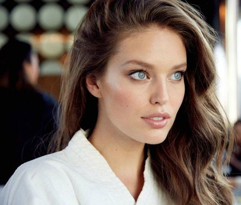 What Colours Suit Me, Emily Didonato, Cool Undertones, Makeup Primer, Cool Summer, Soft Summer, Beautiful Eyes, Woman Face, Eye Color