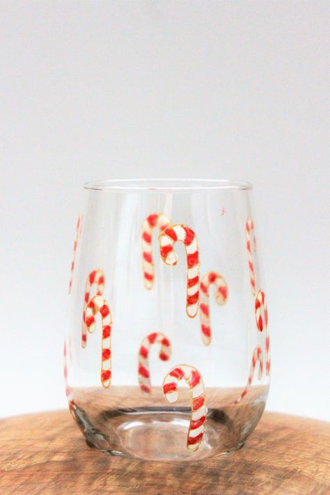 Wine Glass Painting Ideas Christmas, Christmas Glass Painting Ideas, Christmas Glass Painting, Christmas Hangout, Christmas Wine Glasses Diy, Wine Glass Painting Ideas, Painted Wine Glasses Christmas, Wine Glasses Christmas, Glasses Painting