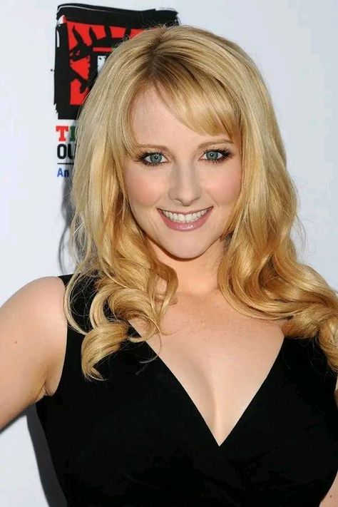 Kaley Cuoco & Melissa Rauch (TBBT) Lovers | Pretty face💗💕 | Facebook Melissa Rouche, Melissa Raunch, Kellita Smith, Two And Half Men, Museum Exhibit, Melissa Rauch, Bigger Picture, Classic Actresses, Kaley Cuoco