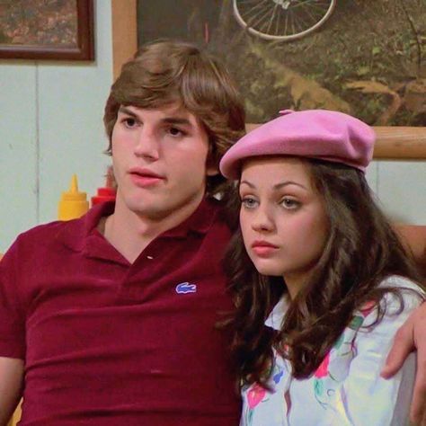 Mila Kunis and Ashton Kutcher In character: Jackie Burkhart and Michael Kelso / That 70’s Show Jackie That 70s Show, Michael Kelso, Jackie Burkhart, 70 Show, Ashton Kutcher, That 70s Show, Tv Couples, Mila Kunis, Famous Couples