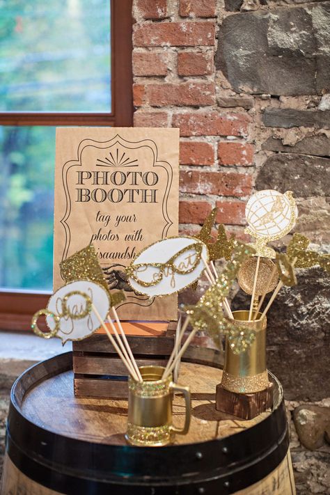 Go for the Gold 50th Wedding Anniversary Party, Wedding Photo Booth Props, Anniversaire Diy, Glam Bride, 50th Anniversary Party, New Years Eve Weddings, Photos Booth, Sparkly Wedding, Golden Anniversary