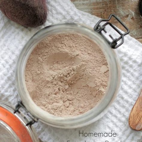 Homemade Foundation Powder (Video Tutorial) - Live Simply Diy Setting Powder, Home Made Beauty Products, Homemade Foundation, Diy Makeup Recipe, Makeup Recipes, Healing Clay, Powder Recipe, Natural Body Care, Make Beauty