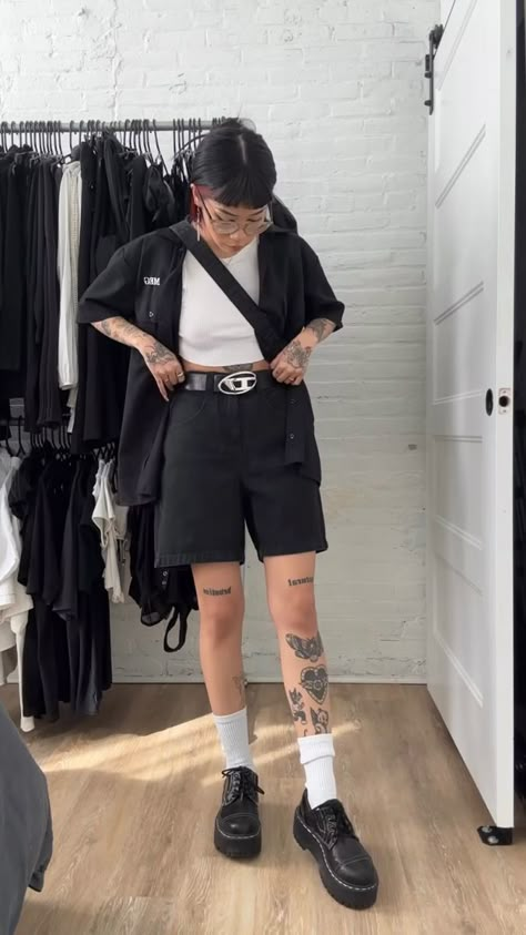 Casual Afternoon Outfit, Dark Academia Summer Outfit Shorts, Hot Day Outfit Ideas, Styling Long Shorts, Masc Aesthetic Outfit, Megmurayama Outfits, Winter Outfits Birthday, Masc Outfits Aesthetic, Gothcore Outfits