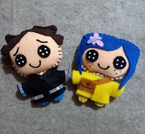 Hello Kitty Coraline, Coraline Fan Art, Freddy Krueger And Jason, Wybie Coraline, Halloween Felt Crafts, Felt Toys Diy, Felt Plushie, Scary Characters, Felt Keychain