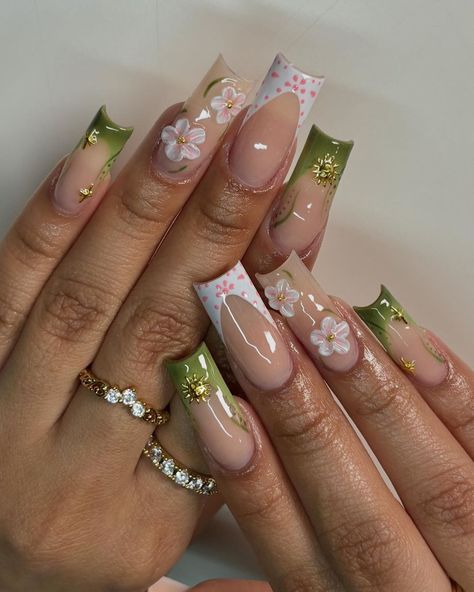 i love green and pink together 🥹🌷 #nails #nailtech #nycnails #nycnailtech #acrylicnails #3dflowers #frenchnails | Instagram Nyc Nails, Hippie Nails, Green Nail, Girly Acrylic Nails, Unique Acrylic Nails, Pink Acrylic Nails, Square Acrylic Nails, Fire Nails, Funky Nails