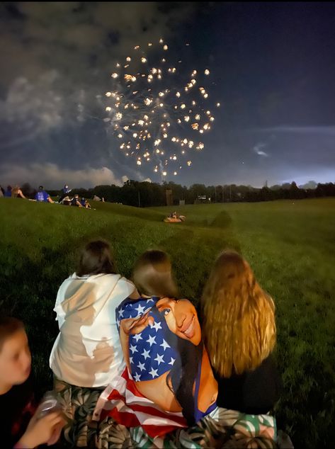 Tsitp Fourth Of July, 4th Of July Photo Inspiration, Summer Aesthetic America, Summer Americana Aesthetic, Fourth Of July Party Ideas Games, Memorial Day Weekend Aesthetic, Fourth Of July Vibes, Fourth Of July Ideas With Friends, Usa Summer Aesthetic