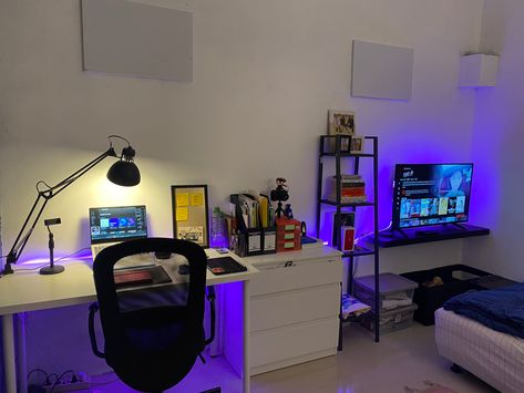 Gaming Room Design, Small Room Inspo, Small Room Setup, Mens Bedroom Decor, Home Studio Ideas, Hypebeast Room, Small Room Design Bedroom, Bedroom Decor Lights, Boy Bedroom Design