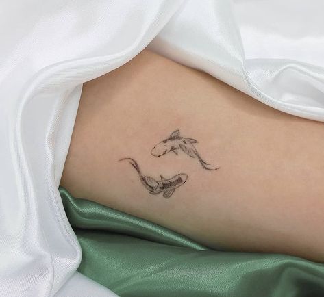 Axolotl Tattoo, Small Pretty Tattoos, Petite Tattoos, Tattoos Geometric, Geniale Tattoos, Two Fish, Matching Tattoo, Tattoo Feminina, Discreet Tattoos