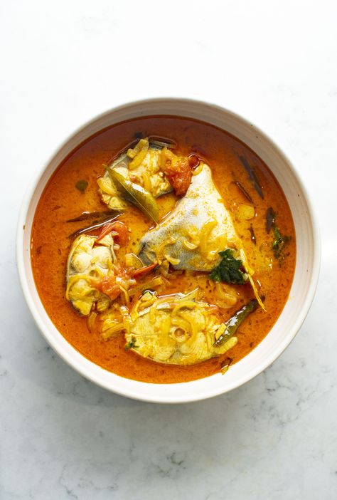 Kerala Fish Meen Moilee - Rupal Bhatikar Fish Moilee Recipe, Kerala Fish Recipes, Fish Molee Kerala, South Indian Fish Curry Recipe, Mango Fish Curry Kerala, Fish Pollichathu Kerala, Fish Monger, Gluten Free Chilli, Coconut Sauce