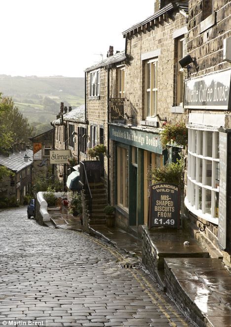 Victorian Street Victorian Architecture England, Victorian Countryside Aesthetic, Victorian London Architecture, London Victorian Era Aesthetic, Victorian Street Aesthetic, Victorian Village Aesthetic, 1880s Architecture, Abandon Village, Victorian England Aesthetic