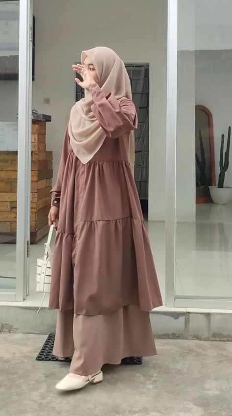 Niqab Inspiration, Hijab Fashion Inspiration Abayas, Short Abaya, Muslimah Fashion Casual, Fesyen Islam, Stylish Outfits Casual, Moslem Fashion, Muslimah Outfit, Muslim Outfits Casual