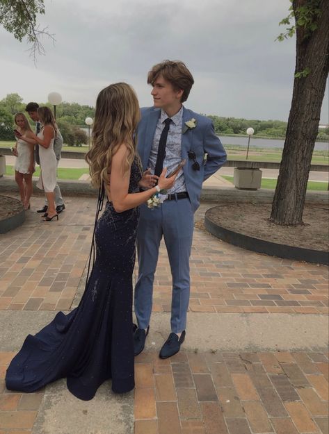 Dark Blue Prom Dress Couple, Prom Blue Couple, Navy Blue Prom Dress With Date, Dark Blue Hoco Couple, Black And Blue Hoco Couple, Funny Prom, School Prom, Prom Pictures Couples, Prom Date