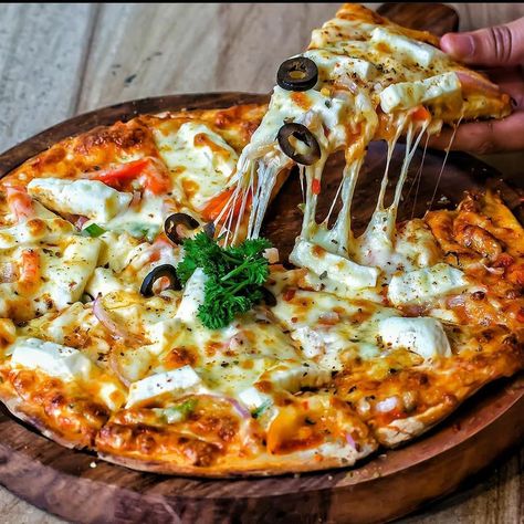 khaane pe charcha™️ on Instagram: “In Frame - Pizza Cheese Pull ! ❤❤👅😍 Tag your pizza Buddy ! 🙈🙈❤ . . . . . . . . Picture Credit - @foodiesince96 . . . . . . . . .…” Pizza Cheese Pull, Pictures Snapchat, Pizza Pictures, Cheese Pull, Margarita Pizza, Pizza Cheese, Pizza Party, Picture Credit, A Pizza