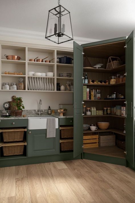 Bathroom Traditional, Shaker Kitchens, Kitchen Transitional, Corner Pantry, Desain Pantry, Transitional Decor Kitchen, Kitchen Pantry Design, Transitional Kitchen, Kitchen Inspiration Design