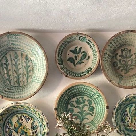 Mediterranean Plates, Mediterranean Pottery, Hamptons Homes, Cerámica Ideas, Ceramic Pots, Beautiful Plates, Spanish Colonial, Interior Stylist, World Of Interiors