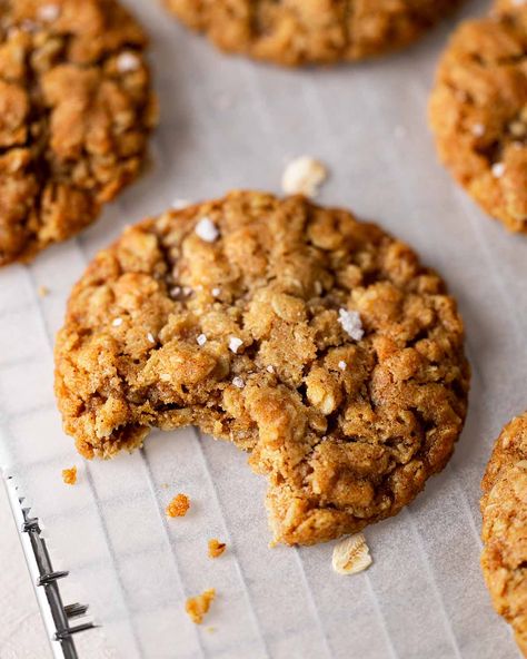 Vegan Oat Biscuits, Vegan Cookies Oatmeal, Oat Vegan Cookies, Oatmeal Cookies Vegan, Vegan Oat Cookies, School Cookies Recipe, Oat Flour Cookies, Oatmeal Biscuits, Vegan Oatmeal Cookies