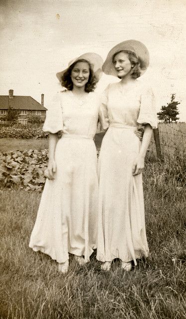 Two bridesmaids in the 1930s. Two Bridesmaids, Look Gatsby, 1930 Fashion, 30s Fashion, Retro Mode, 1930s Fashion, Photo Vintage, Vestidos Vintage, Vintage Bride