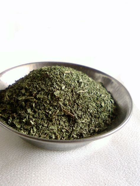 ~ Dry Mint Powder ~1. Pluck the mint leaves from the bunches and wash well. 2. Drain the all excess water and place them on a plate or plastic sheet. 3. Dry the mint leaves under the hot sunshine u… Desi Snacks, Drying Mint Leaves, Masala Powder Recipe, Spices Recipes, Natural Bug Repellent, Dry Mixes, Diy Drinks, Garden Herbs, Diwali Special