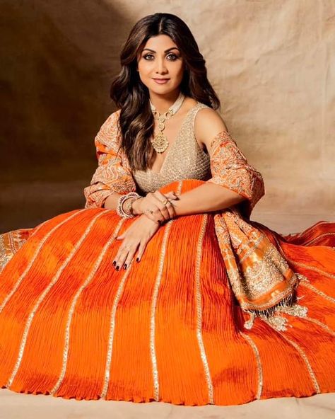 Shilpa Shetty, Youtube Videos, Actresses, India, Hair, Gold, Quick Saves