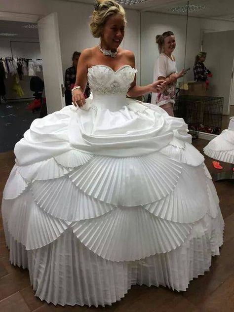 Wedding Dress Fails, Ugly Wedding Dress, Worst Wedding Dress, Ugly Dresses, Funny Dresses, Wedding Dress Gallery, Celebrity Wedding Dresses, A Wedding Dress, Wedding Dresses For Sale