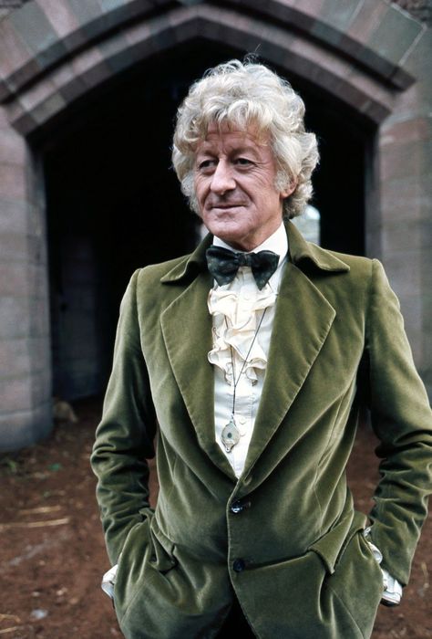 No one pulls off a velvet suit and ruffled shirt like Jon Pertwee, the Third Doctor. Third Doctor, 3rd Doctor, Green Velvet Blazer, Jon Pertwee, Doctor Who Tv, Classic Doctor Who, Bbc Doctor Who, Velvet Suit, Bbc One