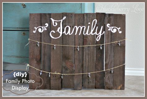 {DIY} Family Photo Display- Perfect for displaying family picture or holiday cards! Would make a wonderful diy gift for someone you love. :) Displaying Family Pictures, Birthday Ideas For Women, Women In Their 30s, Diy Christmas Gifts For Family, Gifts For Guys, Display Family Photos, Pallet Crafts, Diy Holz, Diy Picture