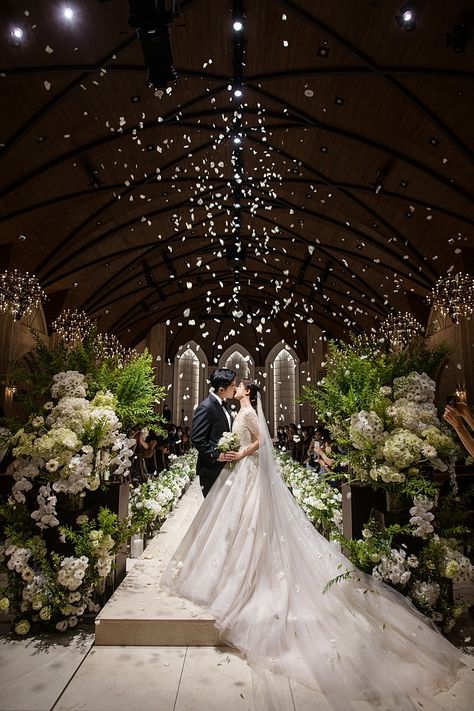 Wedding Pictures Korean, Korean Wedding Pictures, Foto Wedding Korea, Asian Wedding Aesthetic, Korean Wedding Aesthetic, Korean Wedding Venues, Ulzzang Wedding, Wedding Aesthetic Couple, Viet Wedding