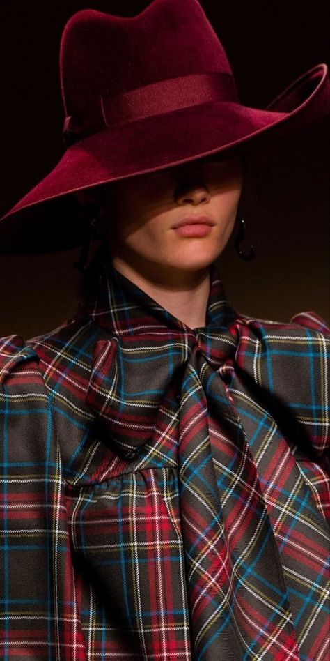 Tartan Blazer, Passion Work, Tartan Fashion, 2020 Fashion Trends, Pinterest Fashion, Plaid Fashion, Fall Fashion Outfits, Parisian Style, Fashion Classy